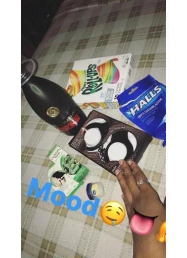 Стикер 👅 из набора Join 4 More Party