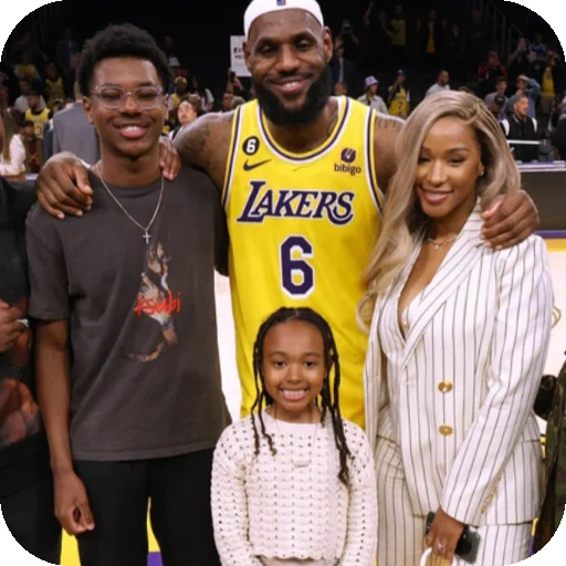 Стикер 😁 из набора LeBron James •