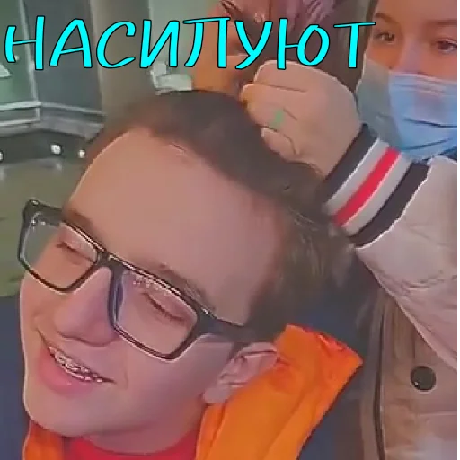 Стикер 😢 из набора Наркоманы Петровичи 👽
